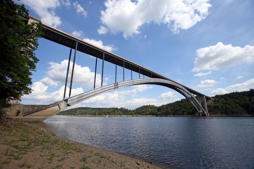 Most je svými rozměry a konstrukcí neobyčejnou technickou památkou.