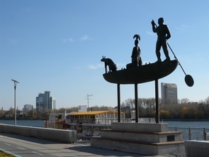 Socha Mýtická loď 2010 na nábřeží řeky Dunaj v Bratislavě.