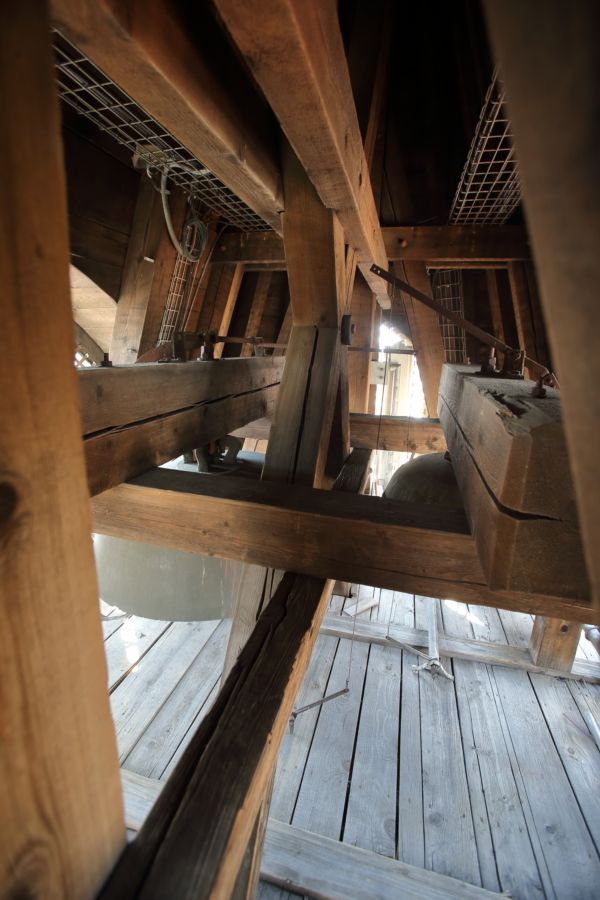 Krov věže Staroměstské radnice. Přestože je poválečný, neboť v roce 1945 střechu zničilo bombardování, dřevěné prvky budou natřeny speciálním nátěrem a poškozené kusy dřeva vyměněny.