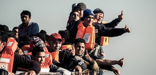 Připlouvající uprchlíci (ilustrační foto).