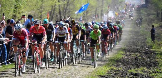 Peloton na jarní klasice Paříž-Roubaix (ilustrační foto).