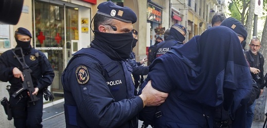 Španělská policie při zatýkání osmi podezřelých na vazby s teroristy, kteří útočili v loňském roce v Bruselu.