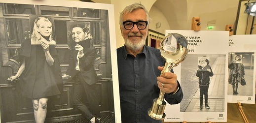 Prezident Mezinárodního filmového festivalu Karlovy Vary Jiří Bartoška s křišťálovým globem a festivalovými plakáty, které představili organizátoři 25. dubna v Praze na tiskové konferenci k 52. ročníku přehlídky.