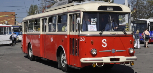 Zlínem bude jezdit červený historický trolejbus Škoda 9 Tr.