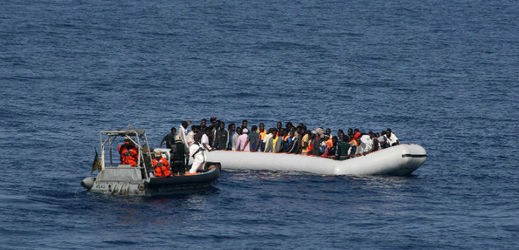 Libyjským pašerákům migrantů usnadňuje jejich nezákonné aktivity činnost evropských záchranářů (ilustrační foto). 