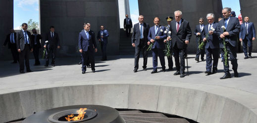 Prezident Miloš Zeman při loňské návštěvě Arménie u památníků obětí. 
