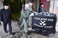 Horníci vyvezli poslední vůz uranové rudy z dolu Rožná I v Dolní Rožínce na Žďársku. 