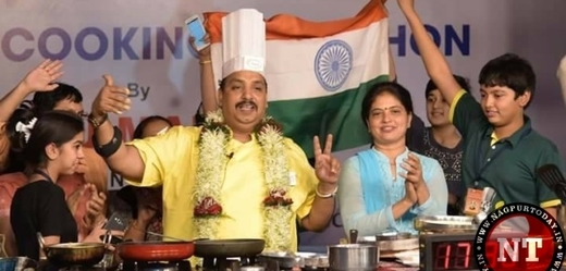 Nový světový rekordman v nepřetržitém vaření pokrmů Vishu Manohar.