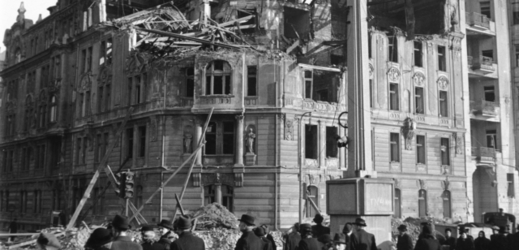 Na snímku budova poškozená bombardováním 14. února 1945. Jedná se o rohový dům, na jehož místě je nyní postaven Tančící dům architektů Vlada Miluniče a Franka O. Gehryho.