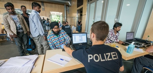 Německá policie kontroluje totožnost migrantů.