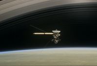 Sonda Cassini úspěšně proletěla mezi Saturnem a jeho prstenci.
