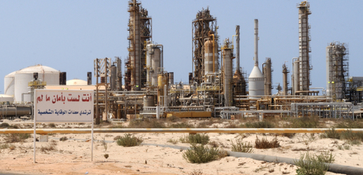 Rafinerie společnosti Sirt Oil Company u líbyjského města Brega.