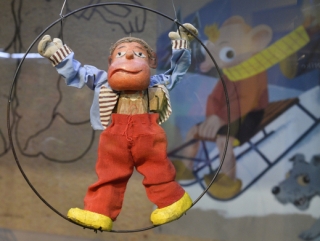 Na snímku je část unikátního nálezu z roku 2016 - Opičí cirkus. Loutky v 30. letech 20. století vytvořil pro Skupovo divadlo loutkář Jan Vavřík-Rýz.