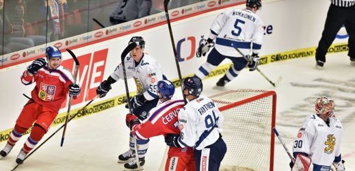 Čeští hokejisté se radují z gólu do sítě Finska. 