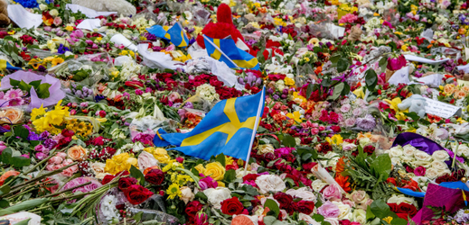 Pietní místo obětem teroristického útoku ve švédském Stockholmu.