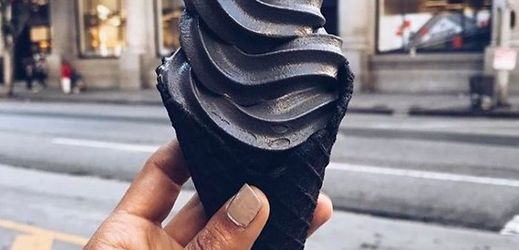 Černá točená zmrzlina s názvem "Black Roses".