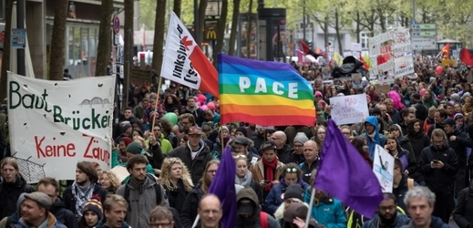 Desetitisíce lidí protestovaly v Kolíně nad Rýnem proti federálnímu kongresu spolkové strany Alternativa pro Německo.
