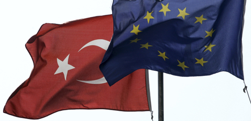 Vlajka Turecka (vlevo) a vlajka Evropské unie.