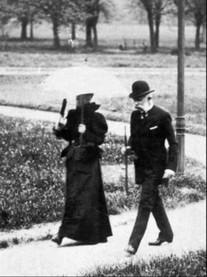 Císařovna Elisabeth, zvaná též Sissi, a císař Franz Josef na procházce v Paříži.