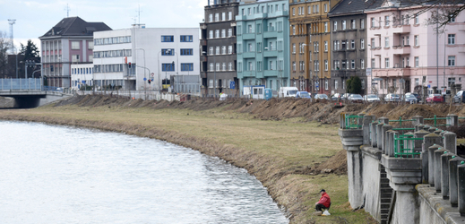 Před záplavami z řeky Bečvy má v Přerově ochránit betonová zídka.
