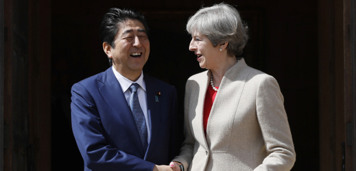Britská premiérka Theresa Mayová vítá japonského premiéra Šinzó Abeho.