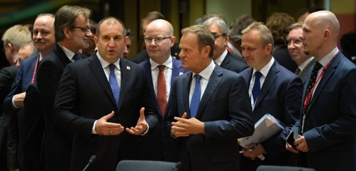 Český premiér Bohuslav Sobotka (uprostřed) mezi dalšími evropskými politiky na mimořádném summitu EU.