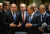 Český premiér Bohuslav Sobotka (uprostřed) mezi dalšími evropskými politiky na mimořádném summitu EU.