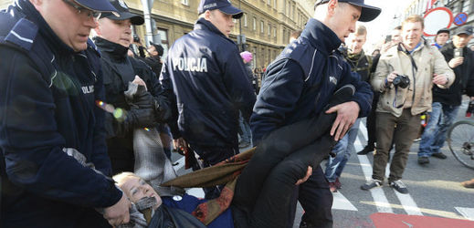 Policie zasáhla proti demonstrantům. 