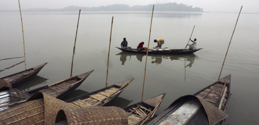 Rybářská loď na řece Brahmaputra (ilustrační foto).