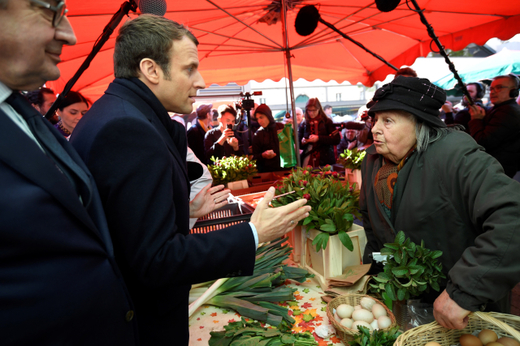 Prezidentský kandidát Emmanuel Macron při sobotní návštěvě trhu.