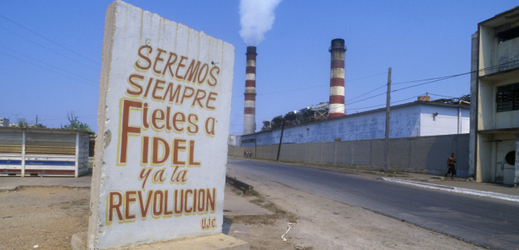 Billboard u opuštěné továrny na zpracování cukrové třtiny v Las Terazzas.