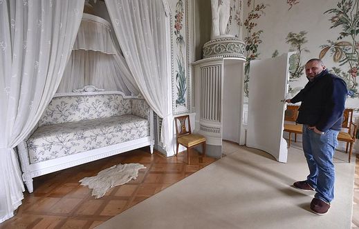 Na snímku z 28. dubna je nový kastelán zámku Radek Ryšavý v pánské ložnici.