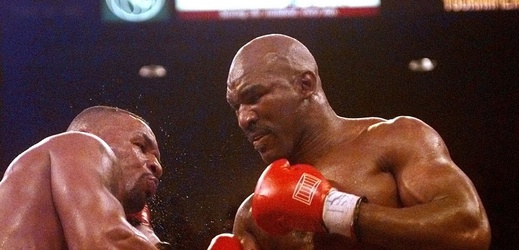 Boxeři Mike Tyson a Evander Holyfield (ilustrační foto)