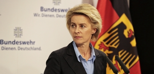 Německá ministryně obrany Ursula von der Leyenová čelí kritice.
