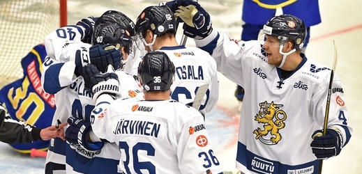 Hokejisté Finska se radují ze vstřelené branky.