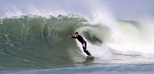 Surfař strávil na moři 32 hodin (ilustrační foto).