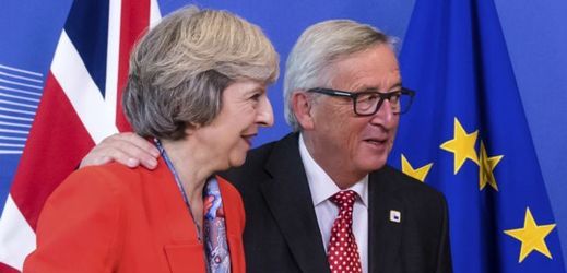 Premiérka Theresa Mayová s předsedou EK Jeanem-Claudem Junckerem.