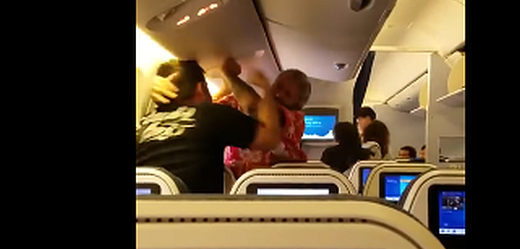 Rvačka dvou mužů v letadle.