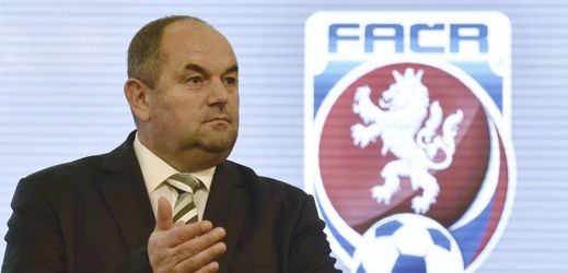 Předseda FAČR Miroslav Pelta čelí policejnímu zásahu v sídle FAČR.
