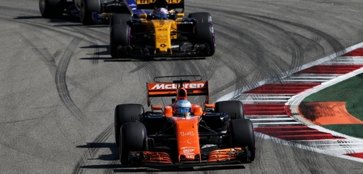 McLaren Fernanda Alonsa (v popředí) v Rusku vůbec neodstartoval do závodu a Španělovi se to vůbec nelíbilo.