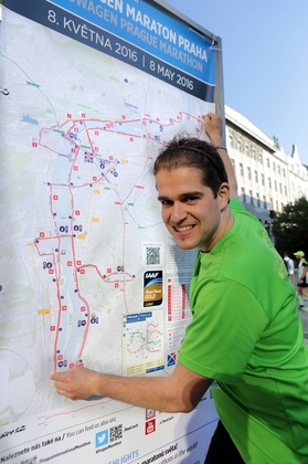 Účastník pražského maratonu Tomáš Már pózuje u mapy trasy