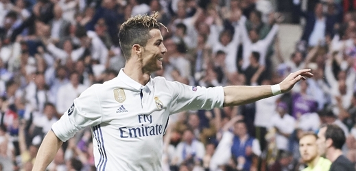 Útočník Realu Madrid Cristiano Ronaldo se raduje z vítězství v zápase proti Atléticu Madrid.