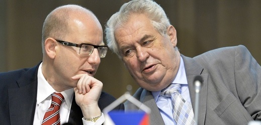 Premiér Bohuslav Sobotka a prezident Miloš Zeman.