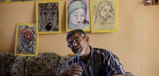 Irácký malíř Mustafá Táí se svými obrazy.