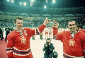Jiří Holeček (vpravo) s kapitánem Františkem Pospíšilem pózují s trofejí pro mistry světa v roce 1976.