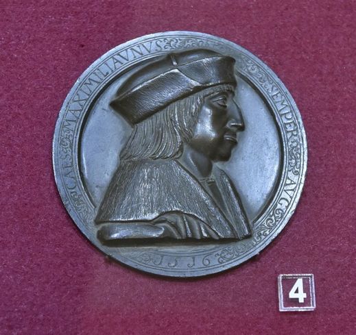 Medailon připomínající císaře Maxmiliána I. z roku 1516.