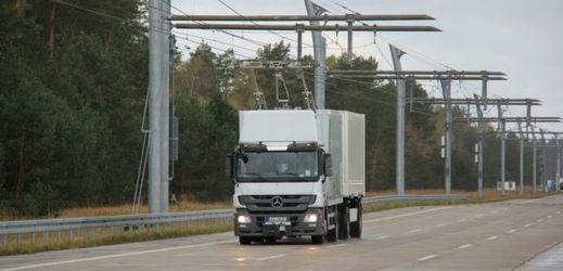 Kamiony mají v Německu v budoucnu jezdit podobně jako trolejbusy.