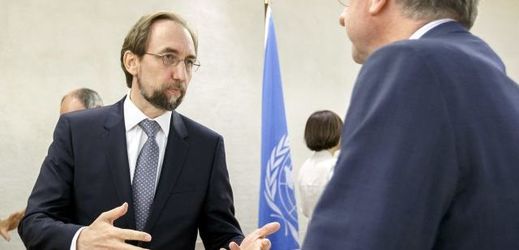 Vysoký komisař OSN pro lidská práva Zaíd Husajn (vlevo).