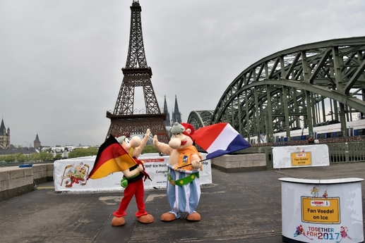Kdo jiný by měl být maskotem MS ve Francii než proslulé komiksové a filmové postavy?! Asterix s Obelixem takhle pózovali před napodobeninou Eiffelovy věže v Kolíně nad Rýnem, který šampionát pořádá společně s Paříží. 