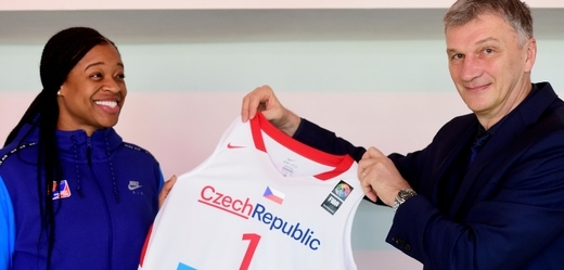Reprezentační trenér Ivan Beneš pózuje s dresem pro americkou posilu českého týmu - Kiu Vaughnovou.